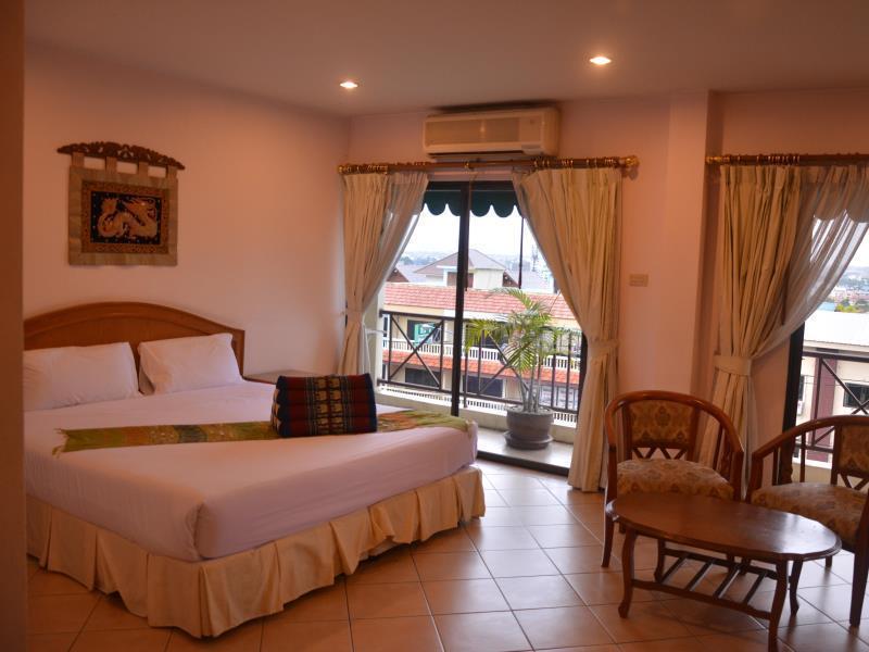 Seven Oaks Inn Jomtien Beach Extérieur photo
