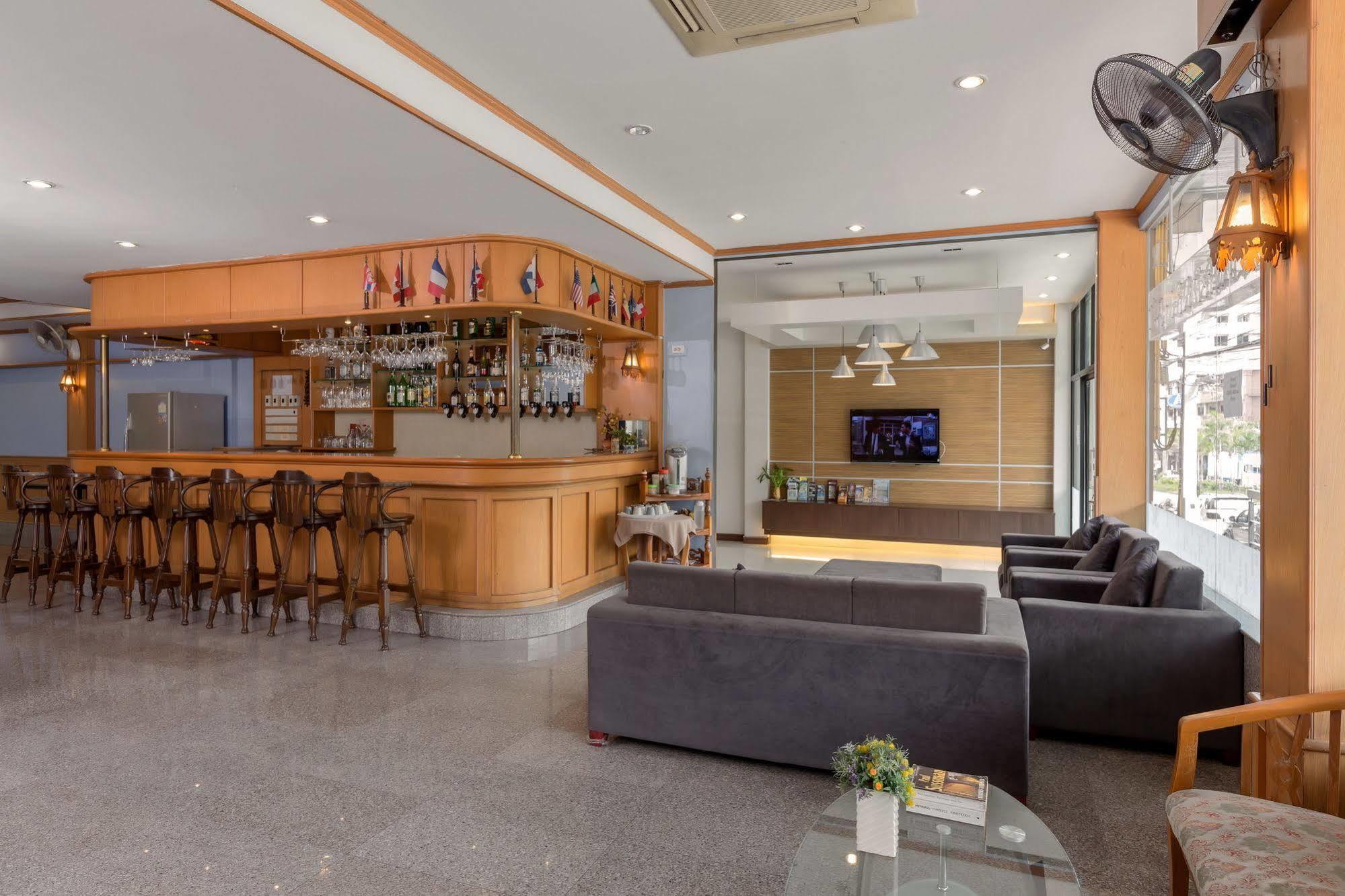 Seven Oaks Inn Jomtien Beach Extérieur photo