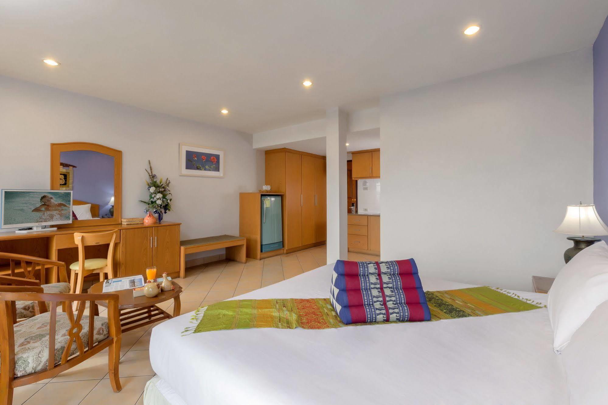 Seven Oaks Inn Jomtien Beach Extérieur photo