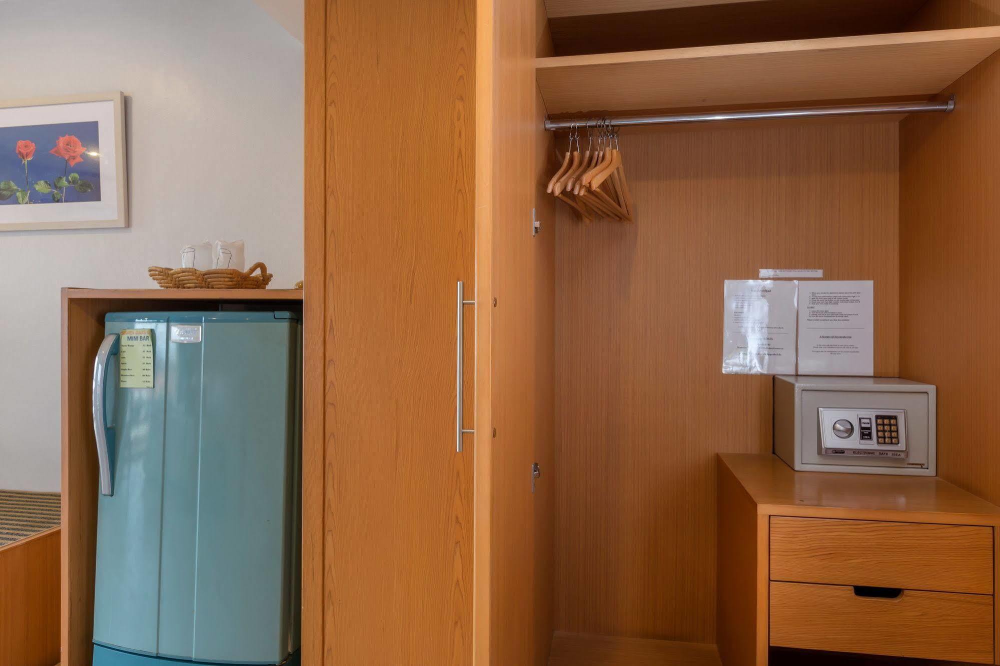 Seven Oaks Inn Jomtien Beach Extérieur photo