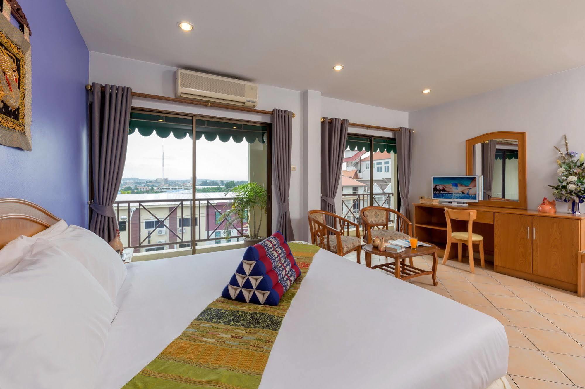 Seven Oaks Inn Jomtien Beach Extérieur photo