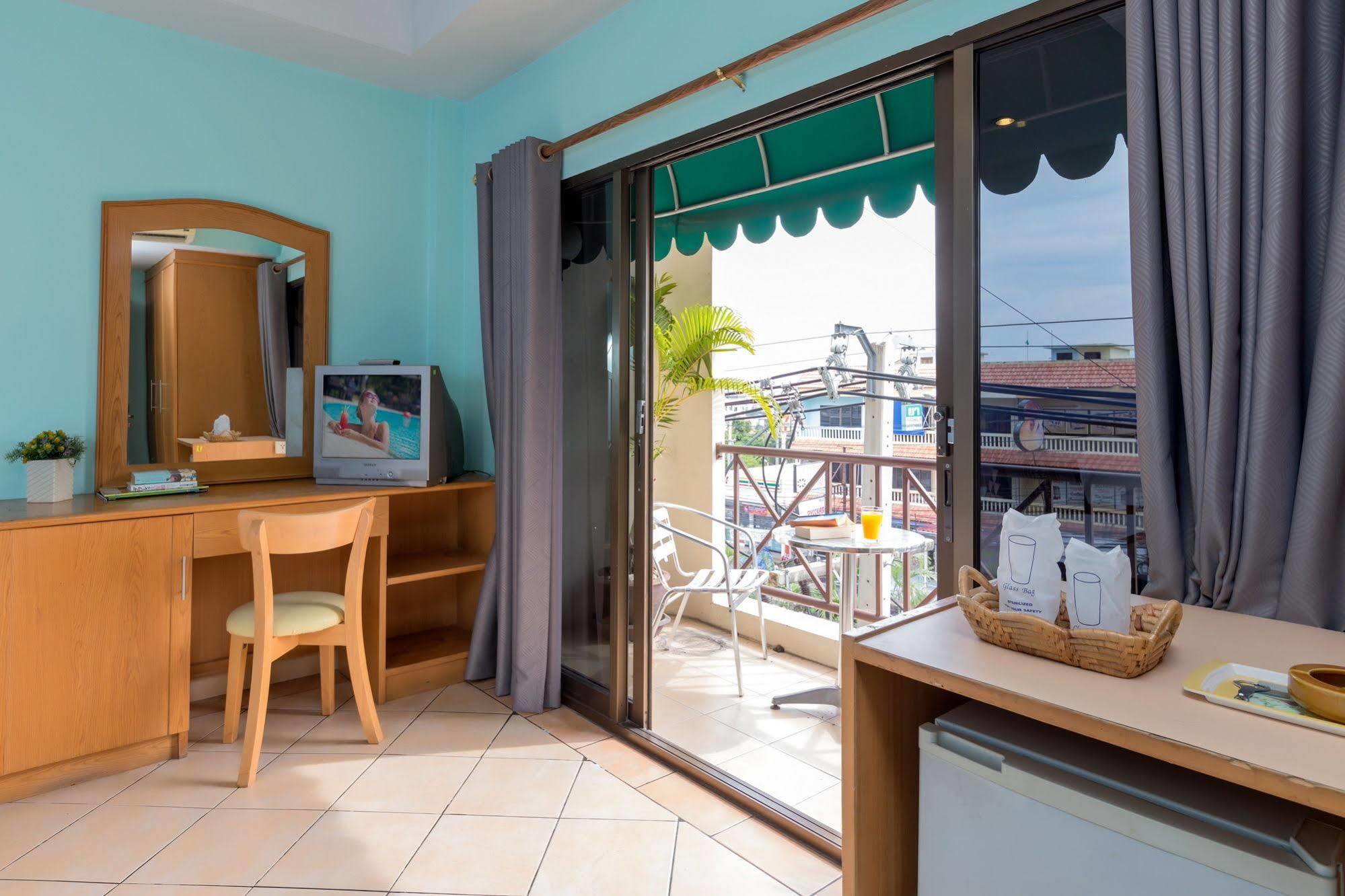 Seven Oaks Inn Jomtien Beach Extérieur photo