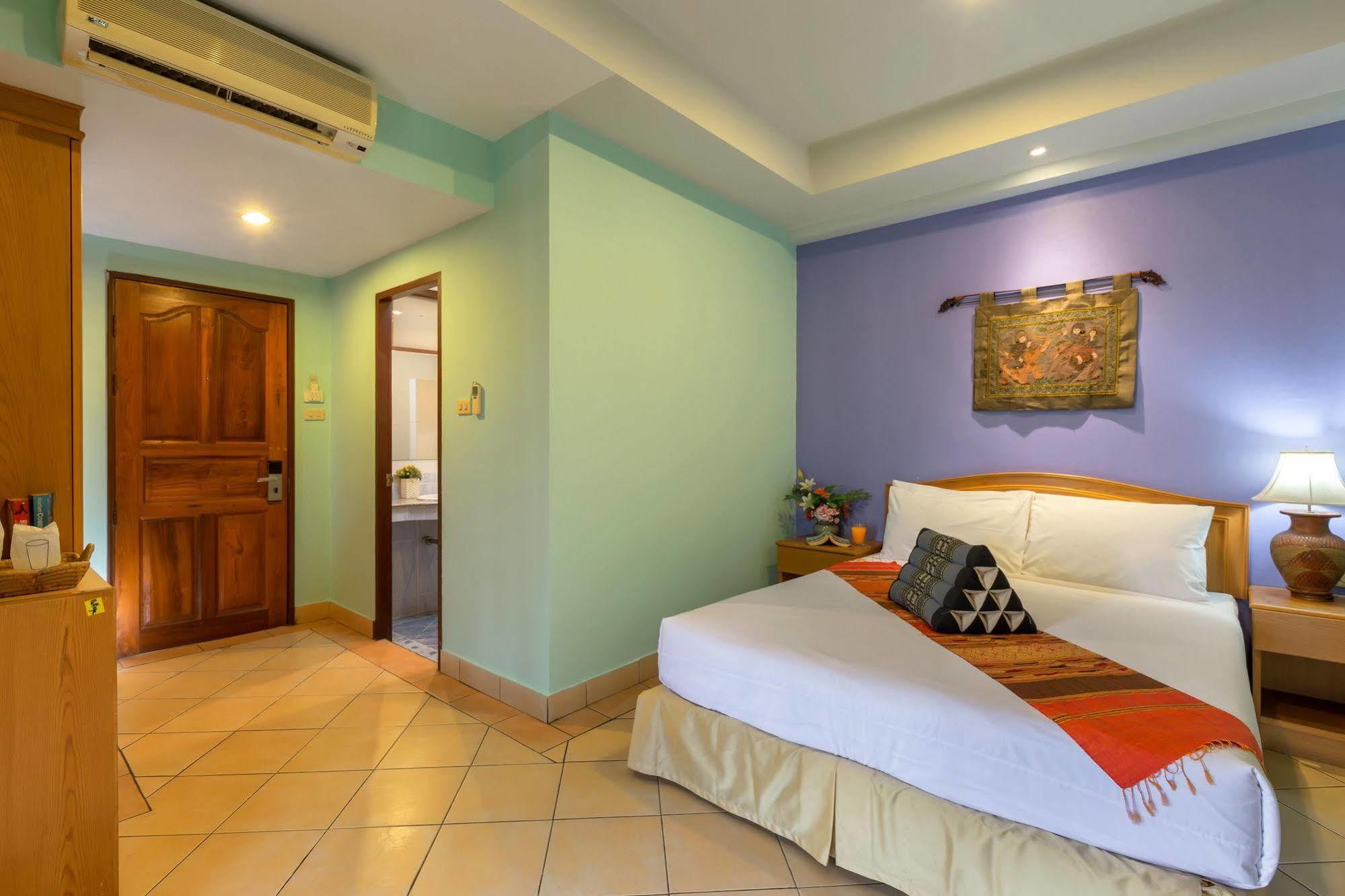 Seven Oaks Inn Jomtien Beach Extérieur photo