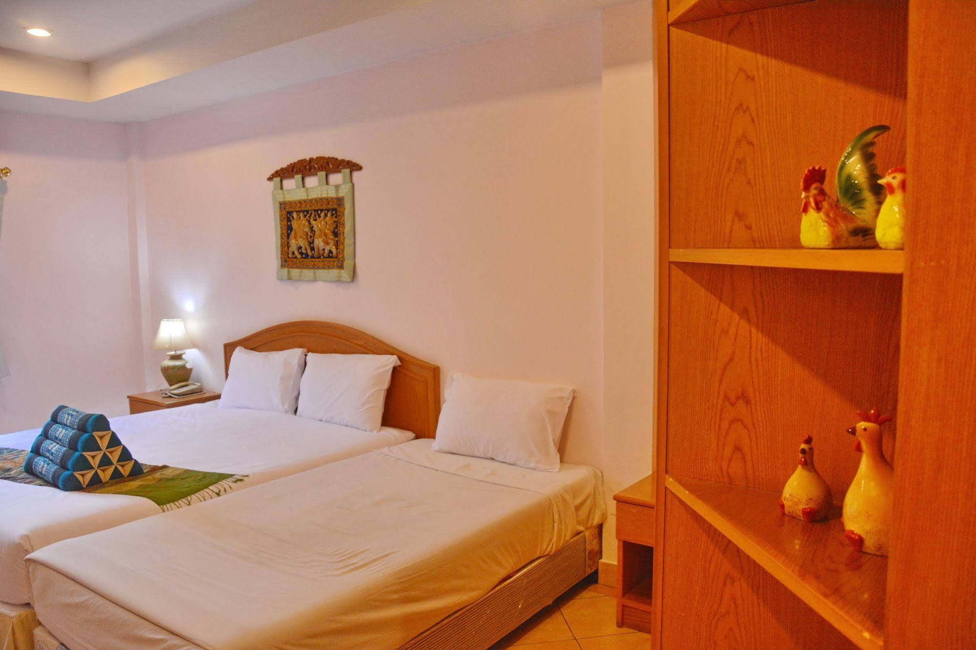 Seven Oaks Inn Jomtien Beach Extérieur photo