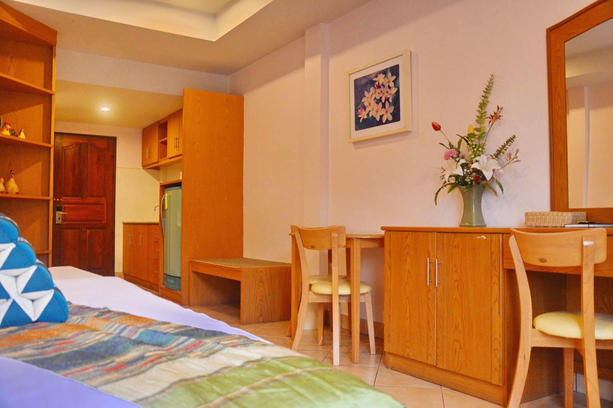 Seven Oaks Inn Jomtien Beach Extérieur photo