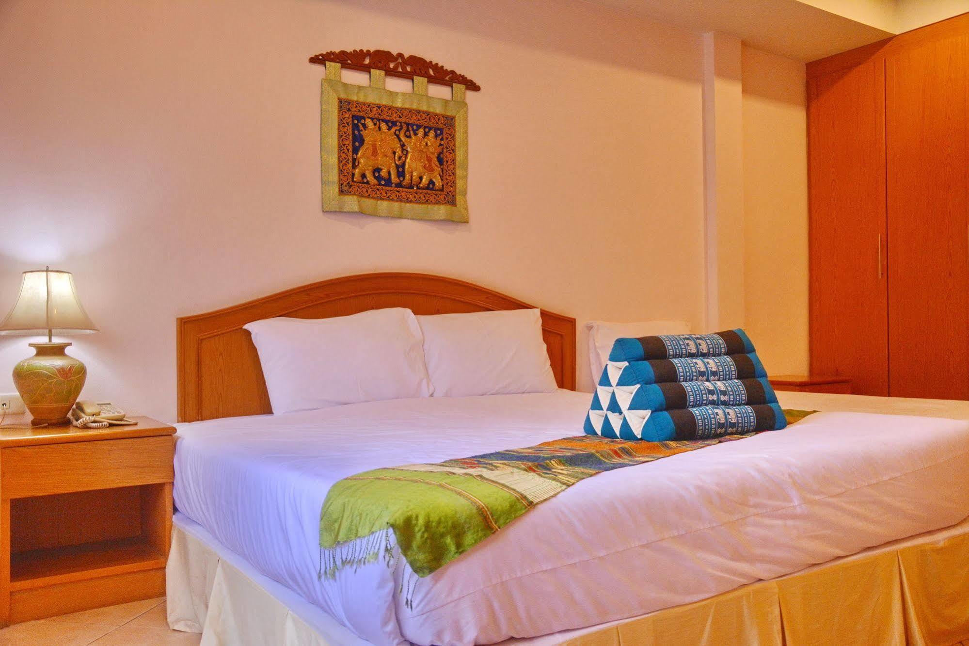 Seven Oaks Inn Jomtien Beach Extérieur photo