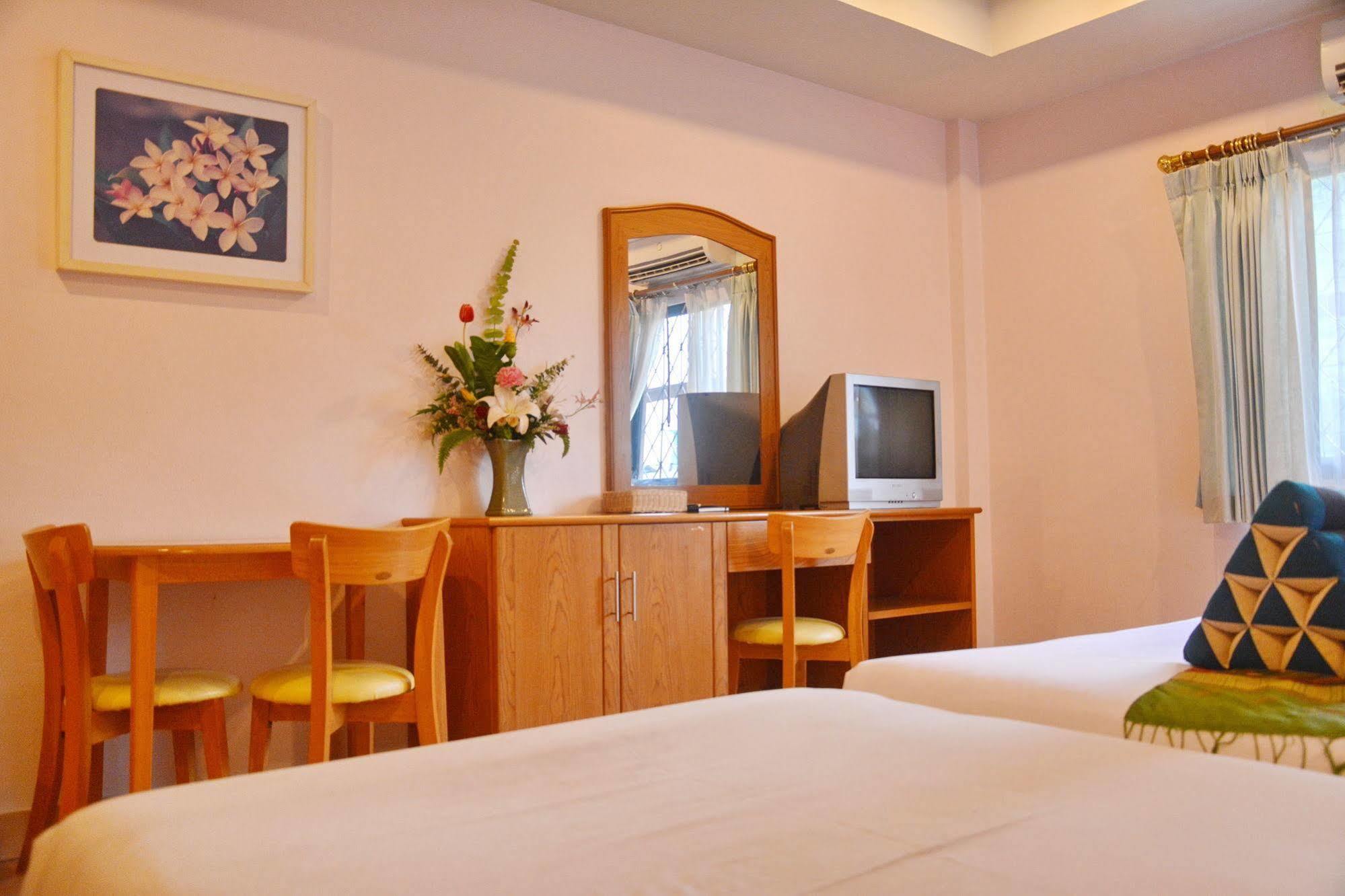 Seven Oaks Inn Jomtien Beach Extérieur photo