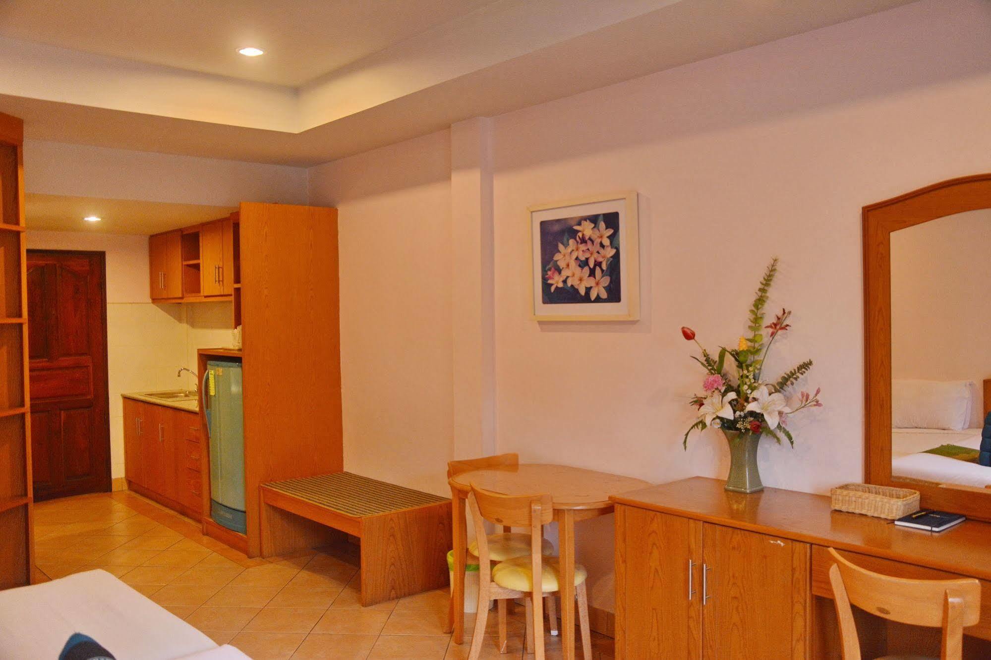 Seven Oaks Inn Jomtien Beach Extérieur photo
