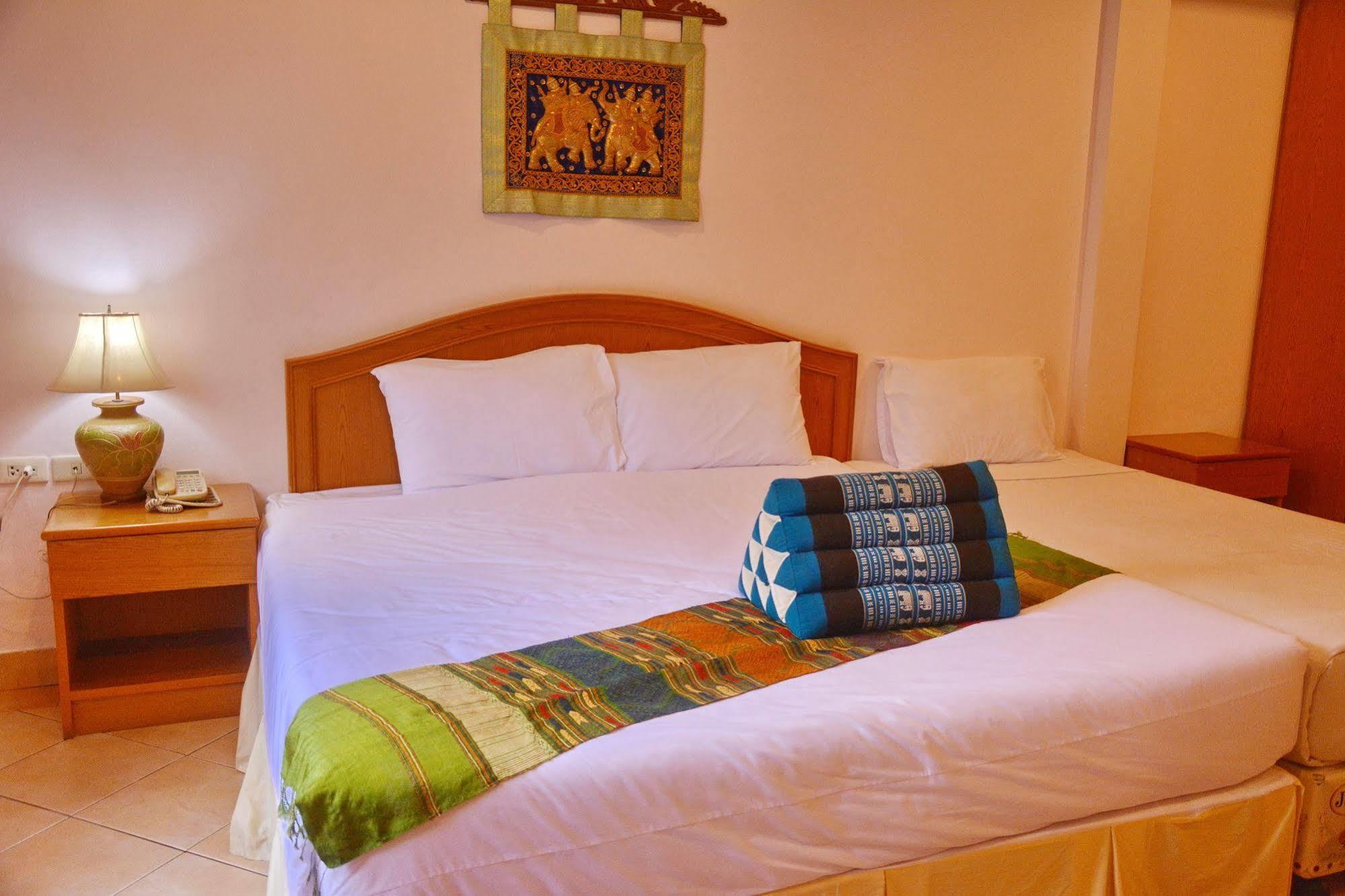 Seven Oaks Inn Jomtien Beach Extérieur photo