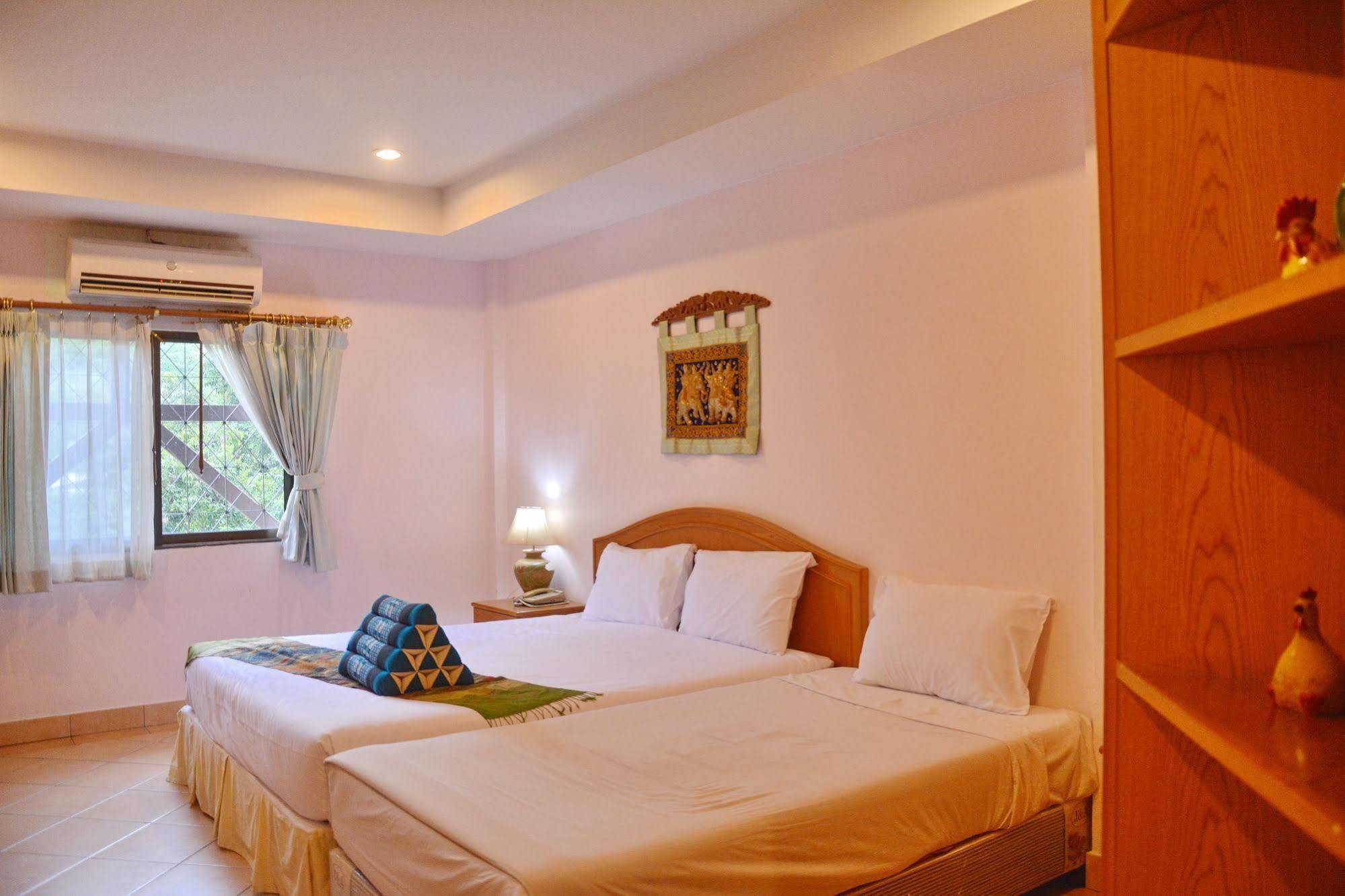 Seven Oaks Inn Jomtien Beach Extérieur photo