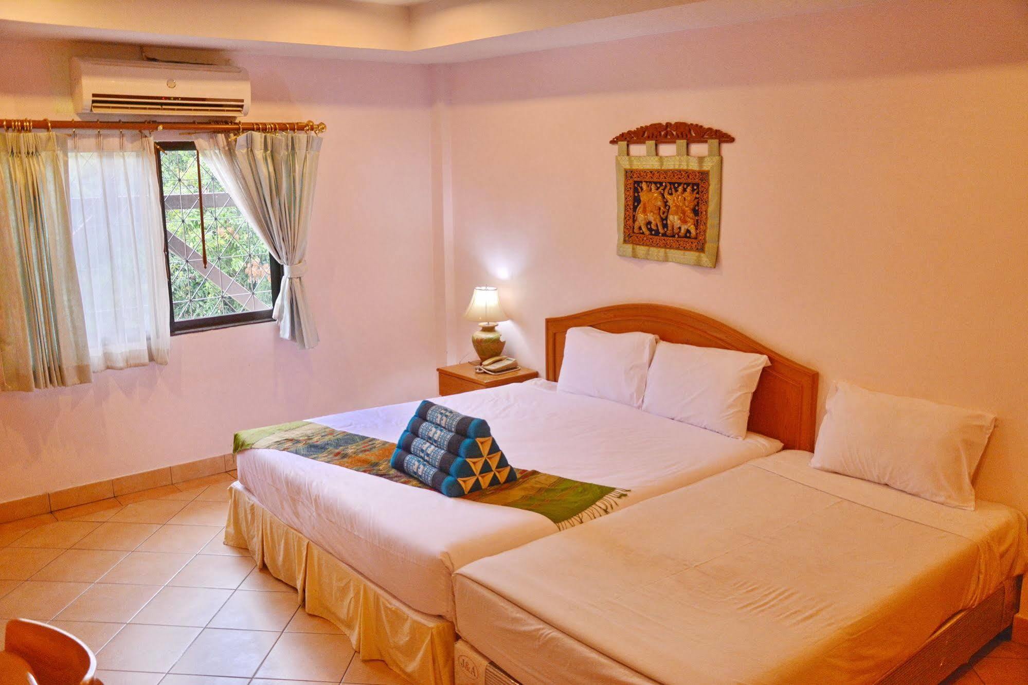 Seven Oaks Inn Jomtien Beach Extérieur photo