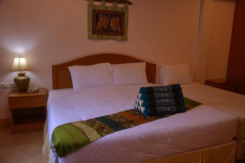 Seven Oaks Inn Jomtien Beach Extérieur photo